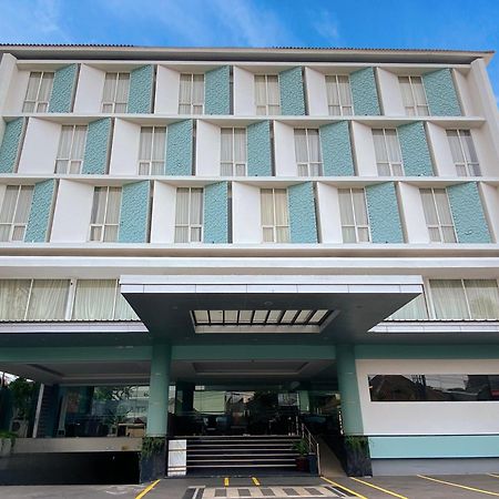 Luxury Malioboro Hotel Джокьякарта Экстерьер фото