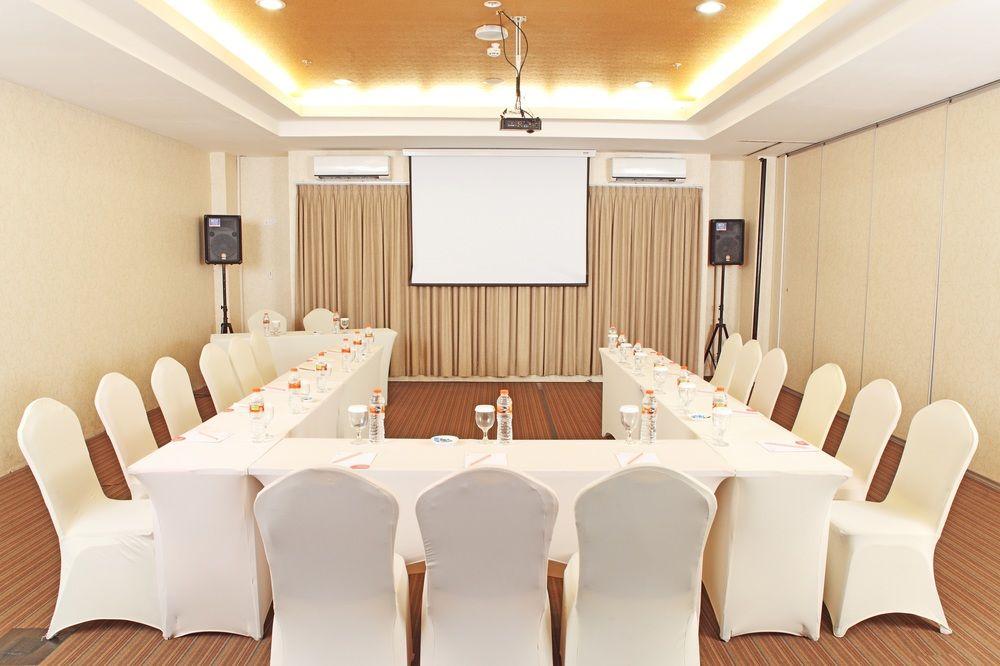 Luxury Malioboro Hotel Джокьякарта Экстерьер фото