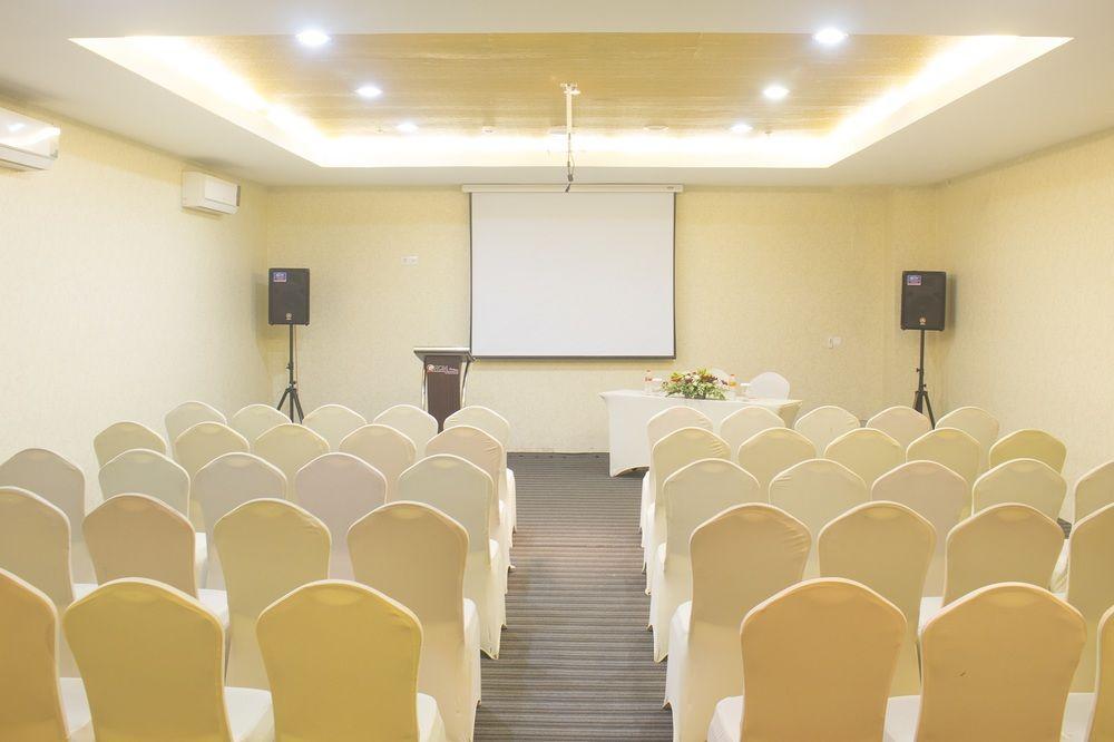 Luxury Malioboro Hotel Джокьякарта Экстерьер фото
