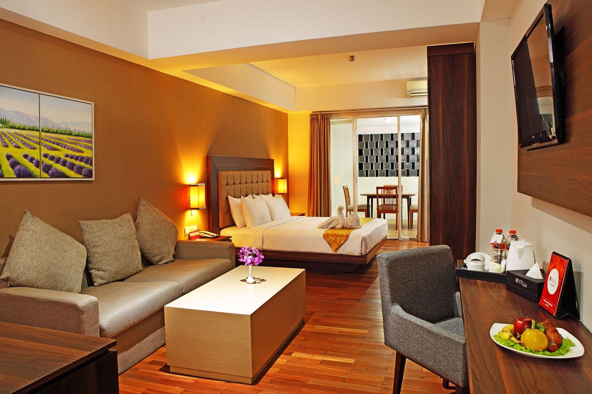 Luxury Malioboro Hotel Джокьякарта Экстерьер фото
