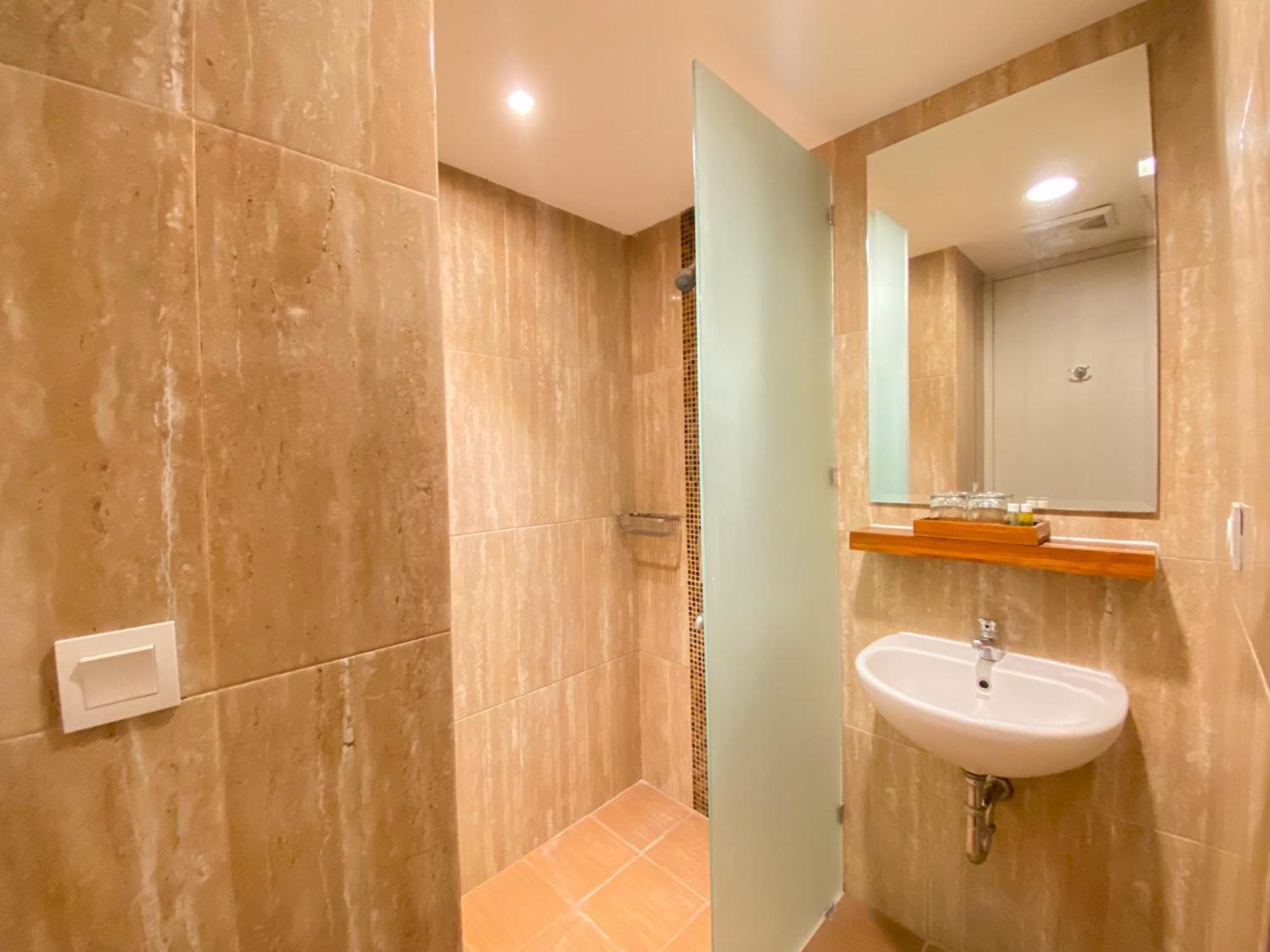 Luxury Malioboro Hotel Джокьякарта Экстерьер фото