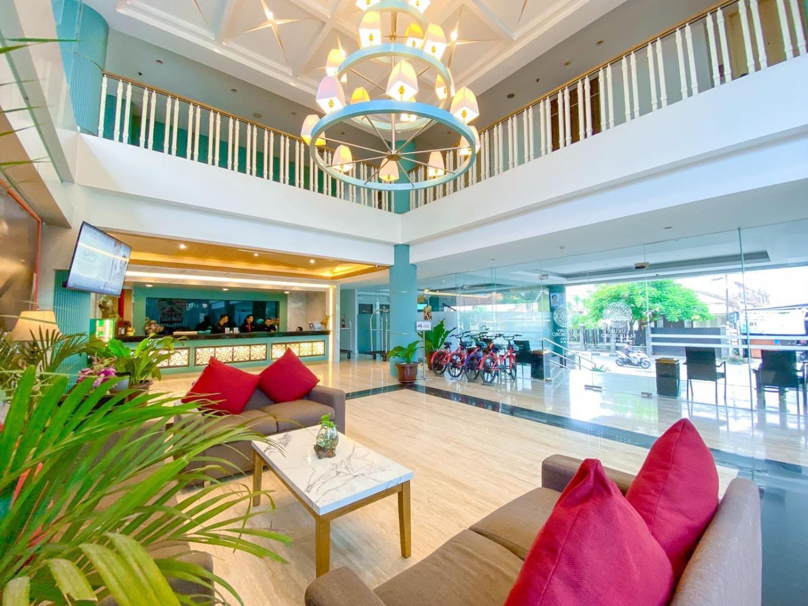 Luxury Malioboro Hotel Джокьякарта Экстерьер фото