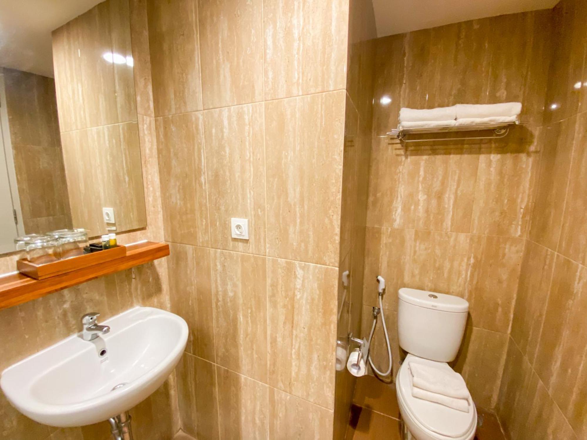 Luxury Malioboro Hotel Джокьякарта Экстерьер фото