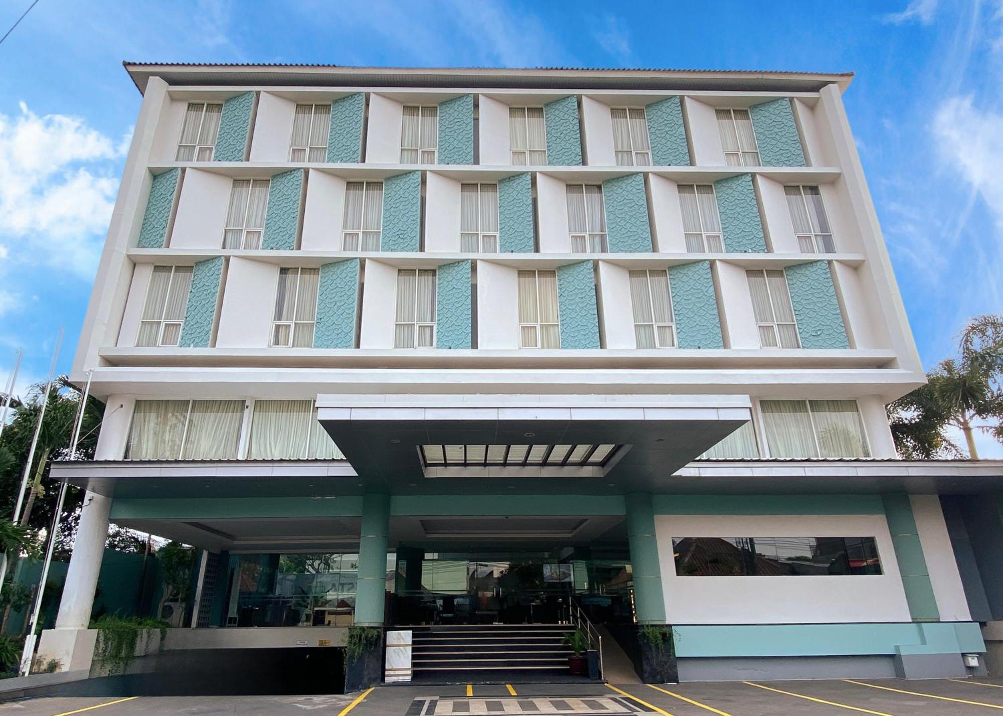 Luxury Malioboro Hotel Джокьякарта Экстерьер фото
