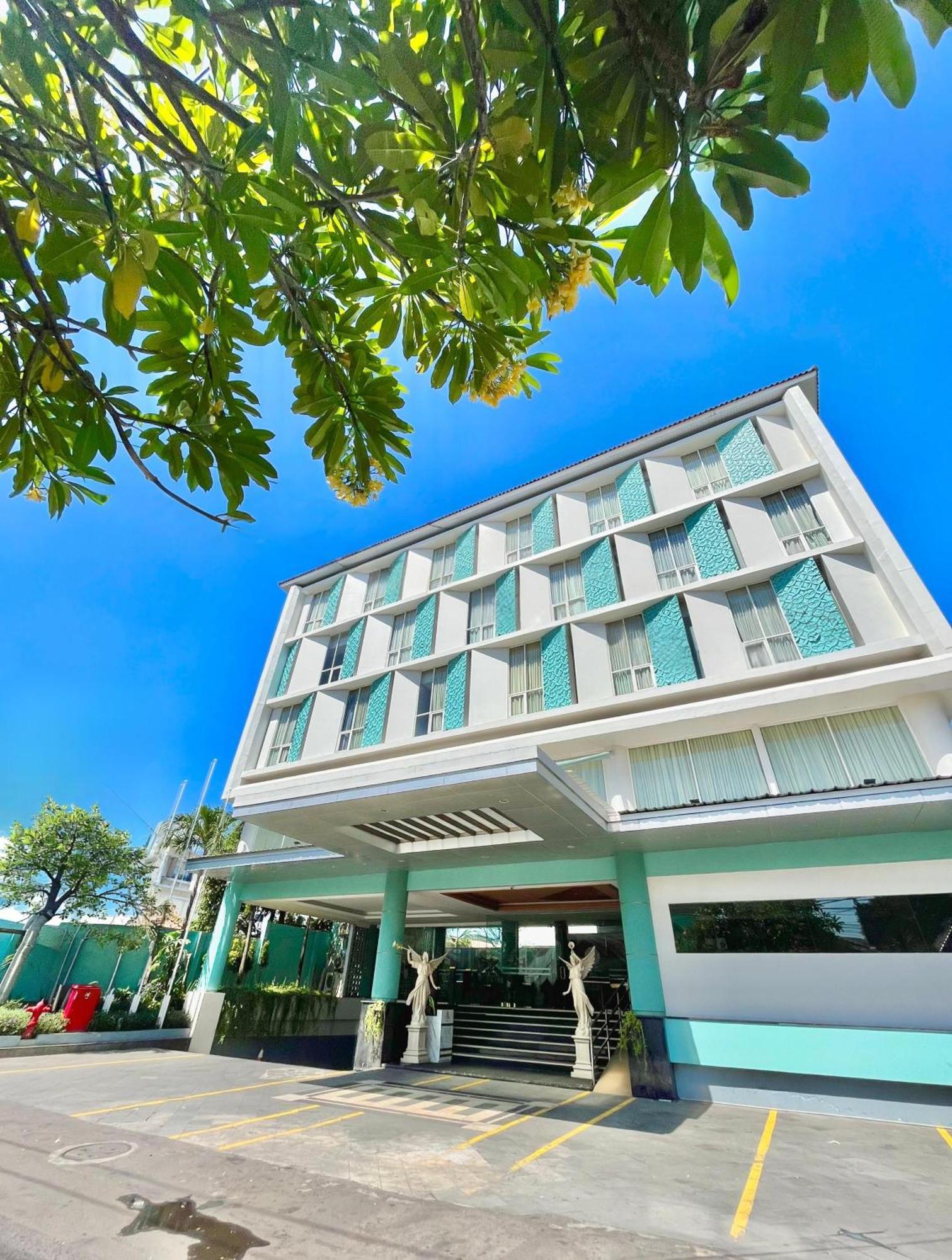Luxury Malioboro Hotel Джокьякарта Экстерьер фото