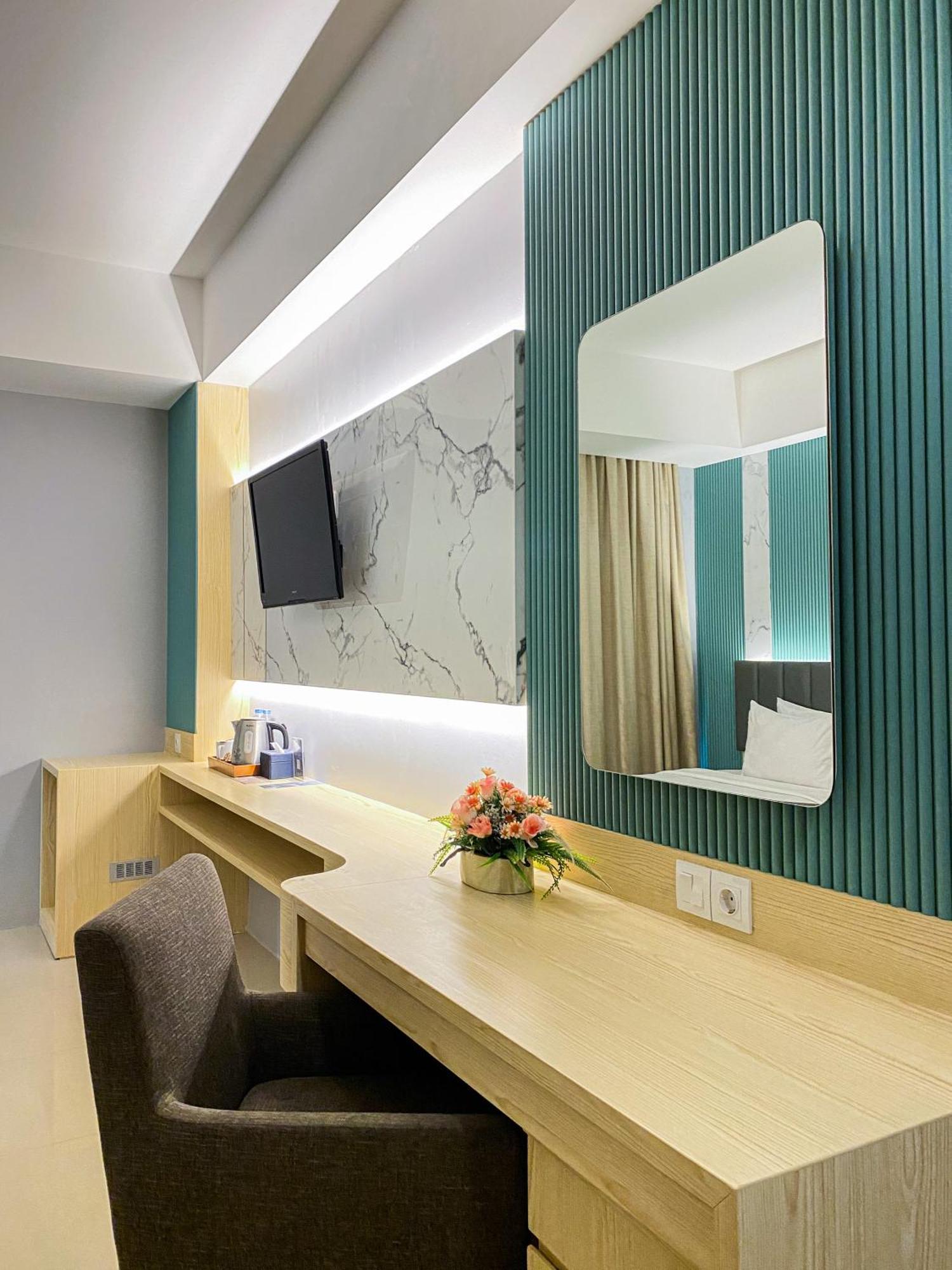 Luxury Malioboro Hotel Джокьякарта Экстерьер фото