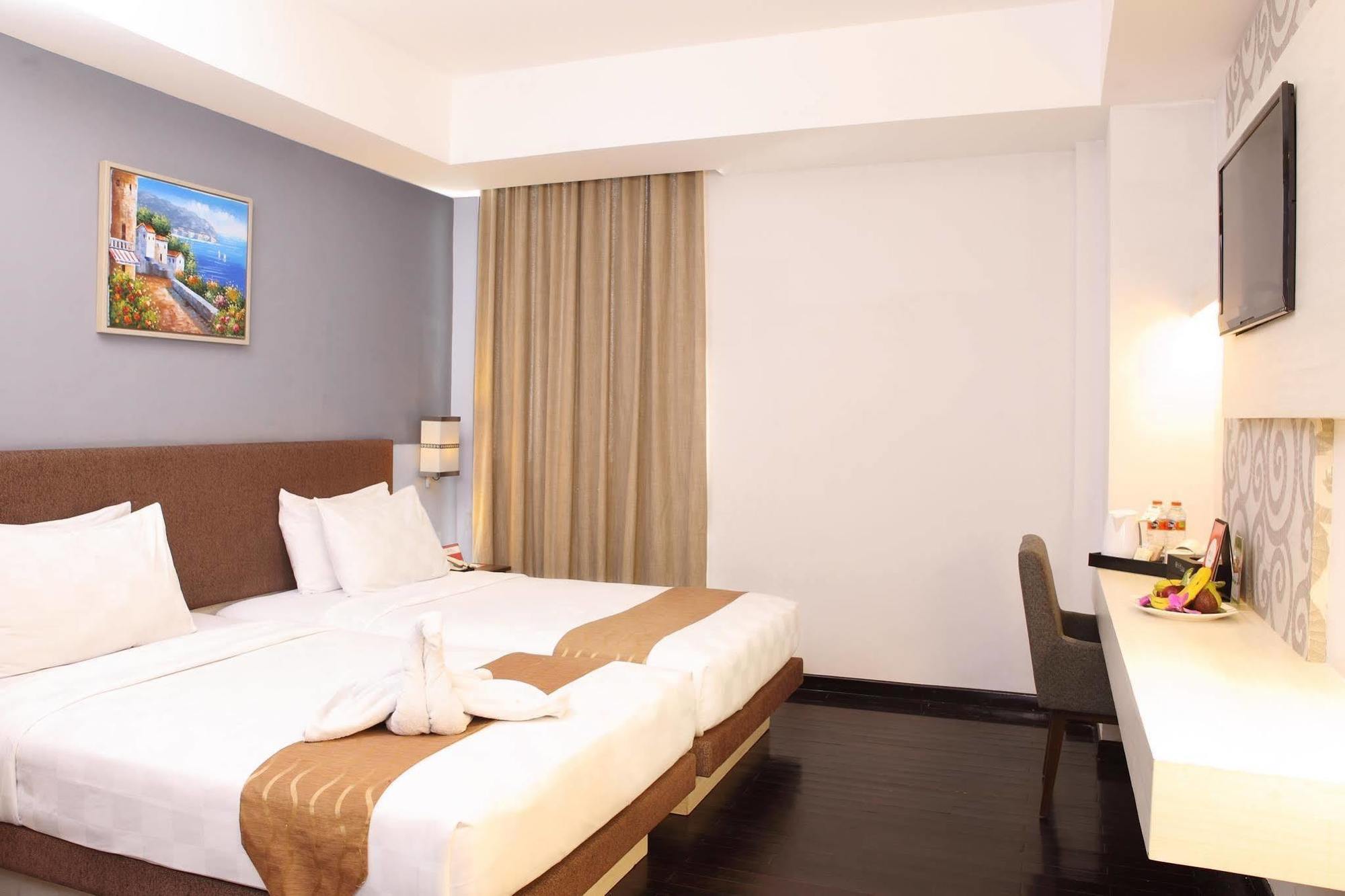Luxury Malioboro Hotel Джокьякарта Экстерьер фото