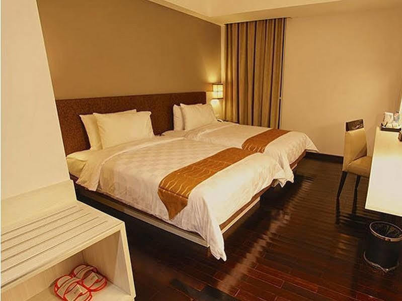 Luxury Malioboro Hotel Джокьякарта Экстерьер фото