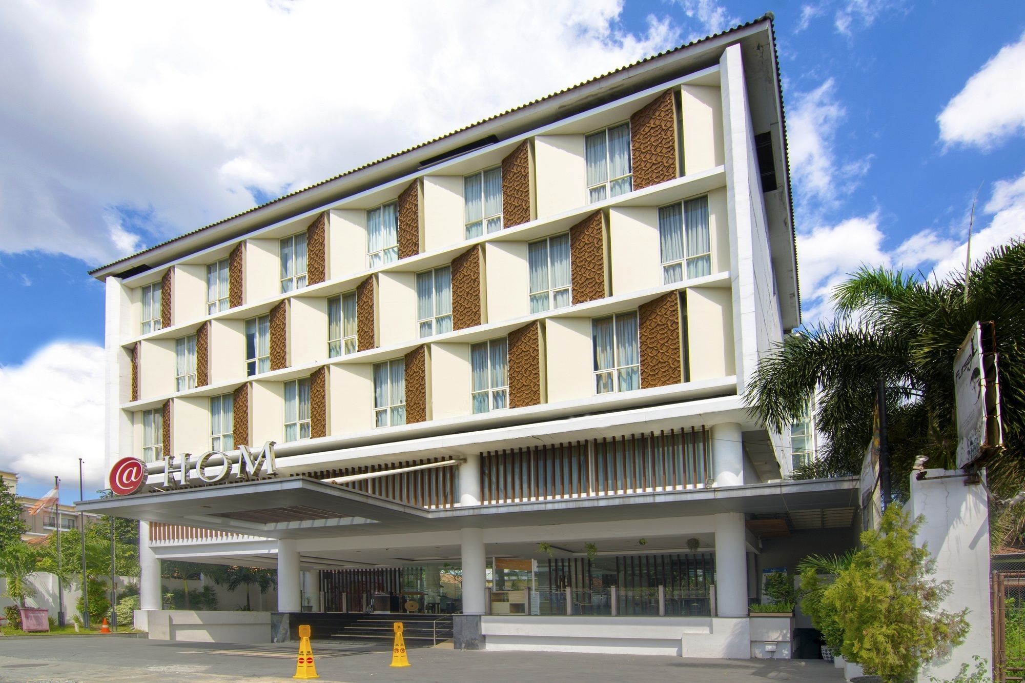 Luxury Malioboro Hotel Джокьякарта Экстерьер фото