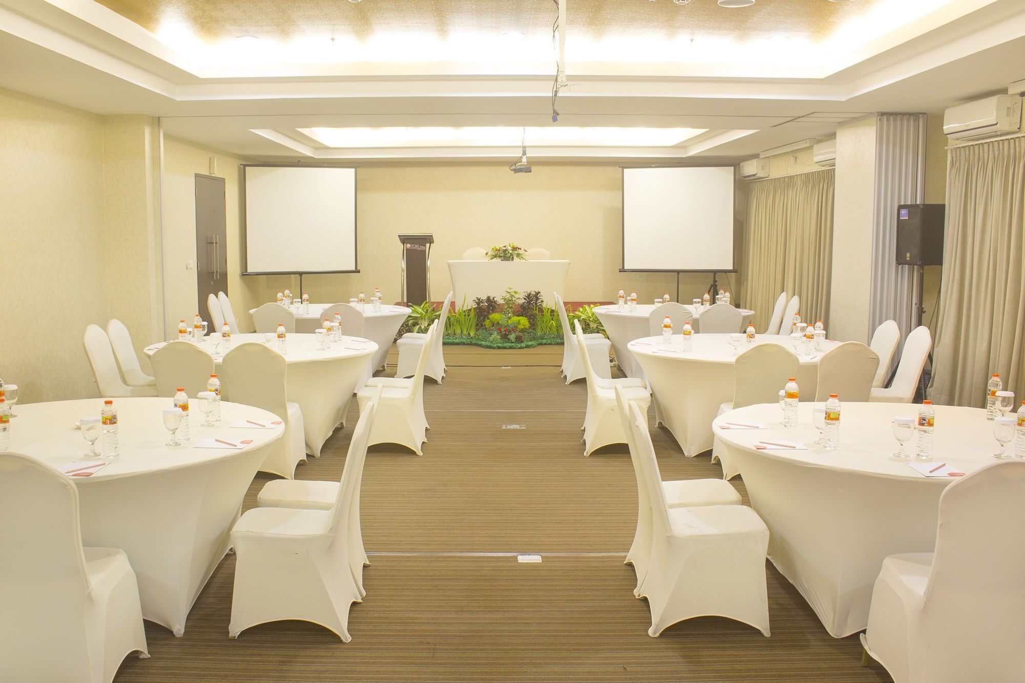 Luxury Malioboro Hotel Джокьякарта Экстерьер фото